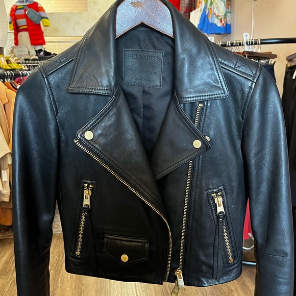 All saints barely worn gorgeous cropped leather jacket with gold details. Size 4 - Picture 5 of 6